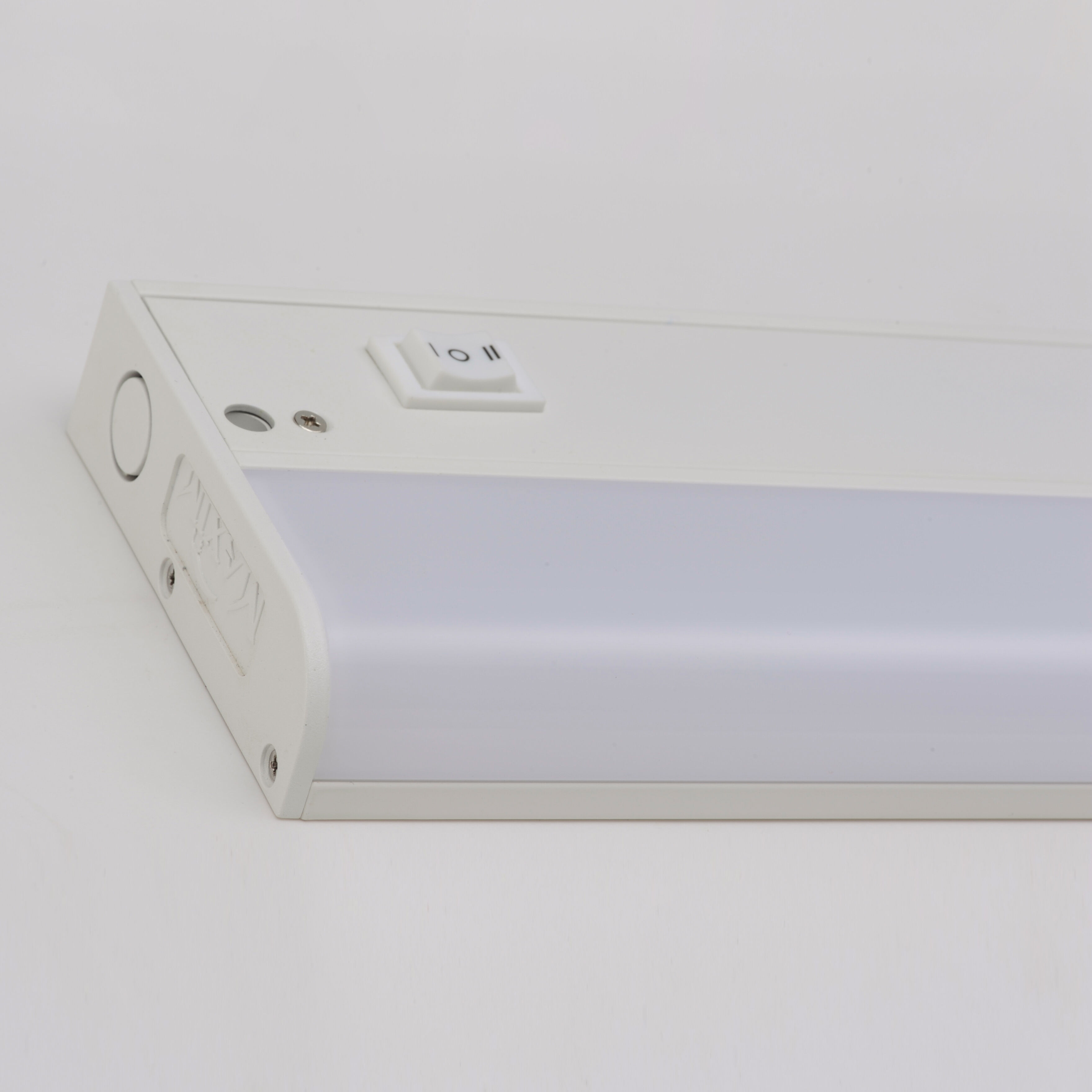 CounterMax MX-L-120-1K 120 LED 24 inch White Under Cabinet