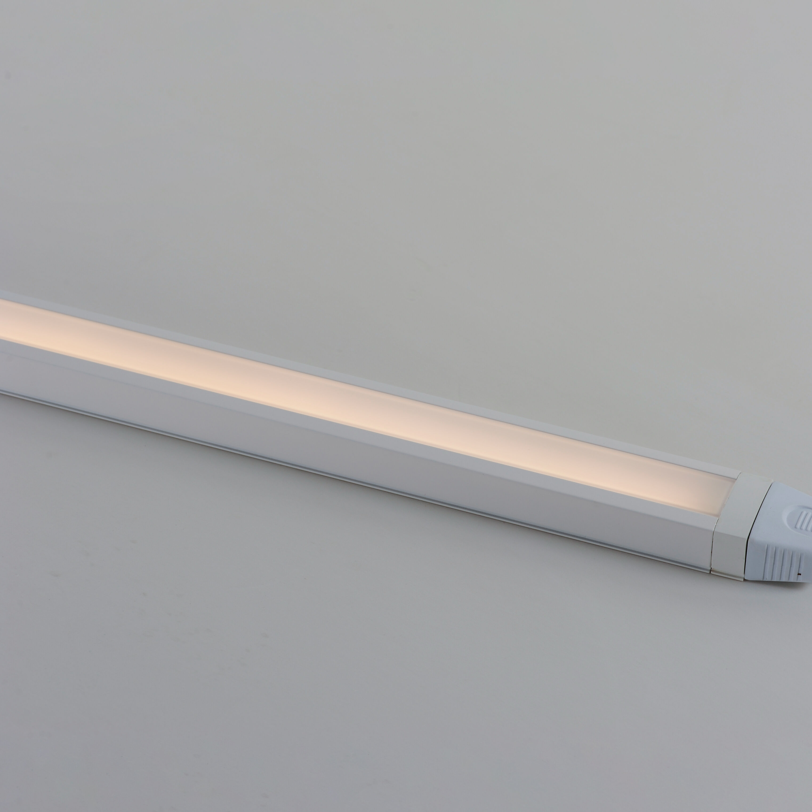 CounterMax 120V Slim Stick 120 LED 18 inch White Under Cabinet